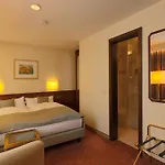 Trip Esplanade, فندق 4*