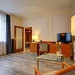 Trip Esplanade, Szálloda