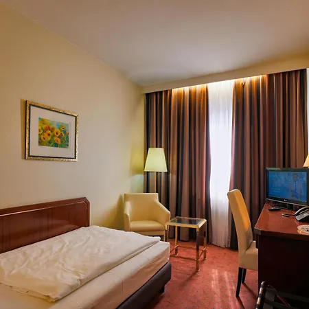 Trip Esplanade, Hotel