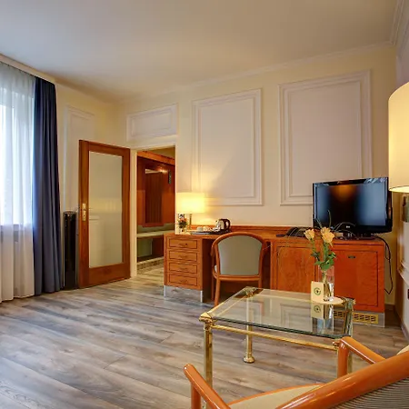 Trip Esplanade, Hotel