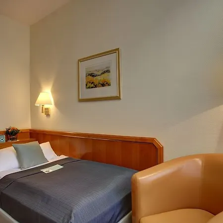 Trip Esplanade, Hotel