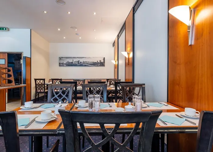 מלון Trip Esplanade, 4*